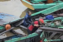 Loạt tàu thuyền của ngư dân Hà Tĩnh bị bão số 5 Kajiki đánh tan tác