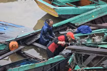 Loạt tàu thuyền của ngư dân Hà Tĩnh bị bão số 5 Kajiki đánh tan tác