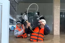 Di chuyển đồ đạc, tài sản của bà con đến nơi cao ráo. Ảnh: CAQT.