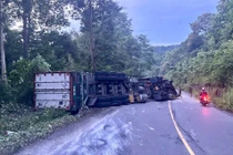 Xe container bị lật khi đổ đèo, tài xế may mắn thoát nạn