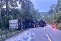 Xe container bị lật khi đổ đèo, tài xế may mắn thoát nạn