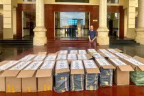 Bắt giữ đối tượng vận chuyển hơn 12.000 bao thuốc lá lậu