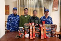 Bắt quả tang đối tượng vận chuyển 35kg pháo lậu ở Quảng Trị