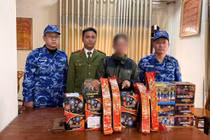 Bắt quả tang đối tượng vận chuyển 35kg pháo lậu ở Quảng Trị