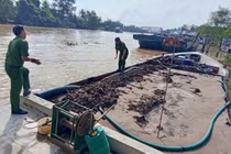 Bắt giữ sà lan chở lượng lớn cát lậu ở Vĩnh Long