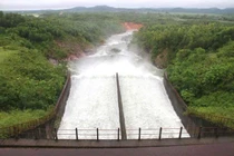 Nhiều hồ chứa ở Hà Tĩnh tăng lưu lượng xả tràn