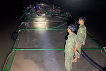 Bắt giữ tàu sắt chở hơn 81 m3 cát 'lậu' ở Vĩnh Long