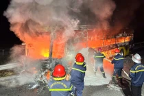 Xe khách bốc cháy dữ dội trên cao tốc ở Hà Tĩnh