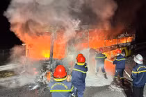 Xe khách bốc cháy dữ dội trên cao tốc ở Hà Tĩnh