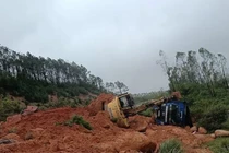 Sạt lở núi xô đổ xe tải, đất đá vùi lấp máy múc ở Hà Tĩnh