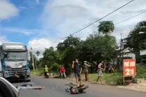 Va chạm với xe tải, 2 người đi xe máy thương vong