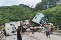 Xe container lật nghiêng, Quốc lộ 12A ùn tắc nhiều giờ