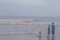 Hà Tĩnh: Cứu hộ thành công 6 người đuối nước khi tắm biển