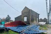 Theo đó, vào lúc 15h hôm nay (25/8), bão số 5 đã vào khu vực bờ tại Hà Tĩnh và Nghệ An với cường độ mạnh cấp 13, giật cấp 16.