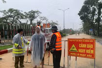 Thành phố Huế ngập lụt cục bộ, một phụ nữ mất tích