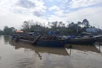 Phát hiện 4 tàu sắt vận chuyển lượng lớn cát lậu ở Vĩnh Long