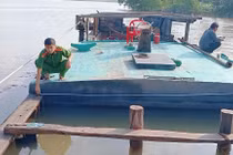 Bắt quả tang 2 phương tiện tàng trữ cát lậu ở Vĩnh Long