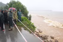 TP Huế công bố tình huống khẩn cấp về sạt lở bờ biển