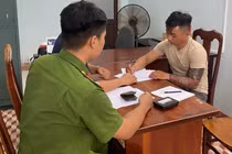 Cầm dao nhọn, bịt mặt đột nhập vào nhà dân cướp tài sản