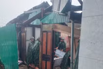 Lốc xoáy khiến hàng chục nhà dân ở Hà Tĩnh bị tốc mái