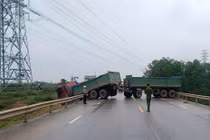 Xe đầu kéo va chạm xe máy, 2 người tử vong tại chỗ