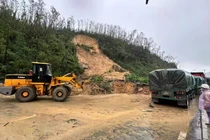 Quốc lộ 12C ở Hà Tĩnh bị sạt lở, giao thông ách tắc nhiều giờ