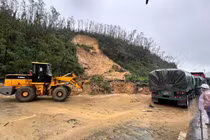 Quốc lộ 12C ở Hà Tĩnh bị sạt lở, giao thông ách tắc nhiều giờ