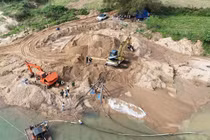 Bắt giữ vụ khai thác cát 'lậu' cực khủng ở Quảng Trị