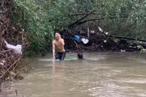 Tìm thấy xe ô tô bị nước lũ cuốn trôi ở Huế