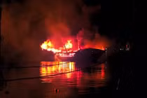 Tàu cá ngư dân Huế bốc cháy dữ dội trên biển