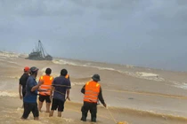 Nỗ lực cứu hộ 2 tàu cá cùng nhiều ngư dân gặp nạn ở Quảng Trị