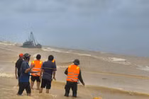 Nỗ lực cứu hộ 2 tàu cá cùng nhiều ngư dân gặp nạn ở Quảng Trị