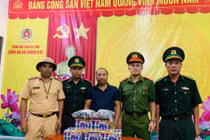 Bắt quả tang người đàn ông mua 9kg pháo nổ về chơi Tết