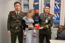 Người phụ nữ bỏ quên nhiều trang sức vàng ở sân bay Phú Bài