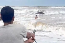 Ứng cứu 2 ngư dân gặp nạn trên vùng biển Huế