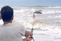 Ứng cứu 2 ngư dân gặp nạn trên vùng biển Huế