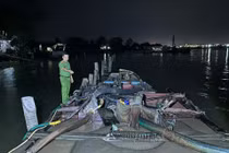 Bắt quả tang 2 phương tiện tàng trữ, vận chuyển cát “lậu”