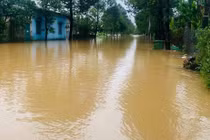 Mưa lớn khiến nhiều địa phương ở Quảng Trị bị ngập lụt, chia cắt cục bộ