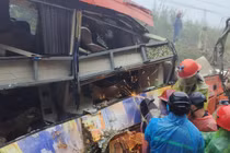 Nạn nhân cuối cùng trong vụ sạt lở ở đèo Khánh Lê được đưa ra khỏi xe khách