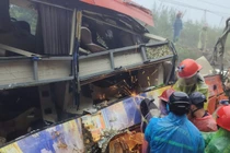 Nạn nhân cuối cùng trong vụ sạt lở ở đèo Khánh Lê được đưa ra khỏi xe khách