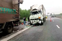 Xe tải biến dạng sau tai nạn liên hoàn trên cao tốc đoạn qua Hà Tĩnh