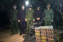 Bắt giữ đối tượng vận chuyển 557kg pháo lậu qua biên giới