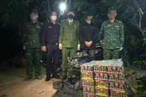 Bắt giữ đối tượng vận chuyển 557kg pháo lậu qua biên giới