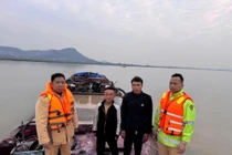 Bắt giữ tàu khai thác cát trái phép trên sông Lam