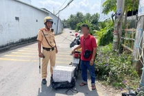 Bắt giữ đối tượng vận chuyển thuốc lá lậu ở Đồng Tháp