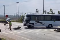 Xe máy nát bét sau va chạm với ô tô khách ở Quảng Trị