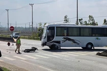 Xe máy nát bét sau va chạm với ô tô khách ở Quảng Trị