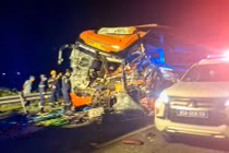 Xe khách va chạm xe đầu kéo, nhiều người thương vong