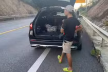 Người đàn ông dừng xe trên cao tốc để xuống sông câu cá