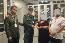 Công an TP Huế trao trả lắc vàng cho người dân đánh rơi